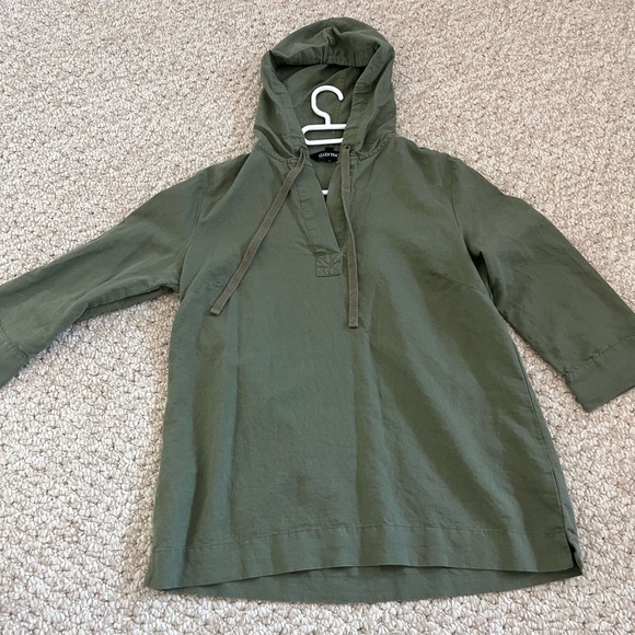 Light weight waiter sleeve shirt with hood and drawstring - Picture 1 of 3